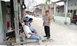 Bhabinkamtibmas Tanjung Balai Utara Sampaikan Pesan Kamtibmas Sambangin Warga