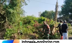 Wujud Kepedulian Lingkungan Yang Sehat, Babinsa Joyotakan dan Warga Kerja Bakti Makam Pandangan   Surakarta, Wujud kepedulian terhadap lingkungan yang
