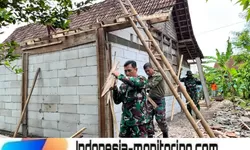 Tangan-Tangan Gotong Royong Bersatu, Babinsa Hadir Wujudkan Rumah Layak Huni untuk Warga