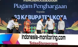 Wali Kota Pematangsiantar menerima penghargaan Menhum- RI atas komitmen mendirikan Posbankum.