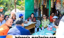 Ny.Liswati Melihat Langsung  Tanaman Diperlihatkan Kepada Tim Monitoring Provsu.