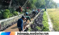 Babinsa Koramil 10/Sambi Bersama Warga Bersihkan Irigasi, Dukung Ketahanan Pangan di Desa Catur