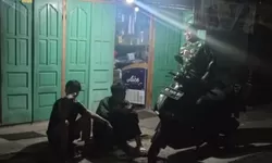 Patroli Malam, Anggota Koramil Manyaran Sempatkan Komsos Dengan Warga