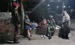 Patroli Malam Cipta Kondisi, Serka Heri Santoso Sambangi Warga Demi Menjaga Keamanan Bulukerto