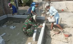 Wujud Nyata Kedekatan TNI dengan Rakyat, Babinsa Kemusu Turun Tangan Bantu Warga Bangun Rumah