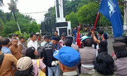 GMKI Orasi, Ketua DPRD Terkesan Mengelak Meninggalkan Kantor.