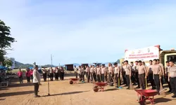 Gerakan Indonesia Asri, Polres Sibolga Bersihkan Pantai dan Tanam Pohon Sambut Hari Bhayangkara ke-80