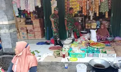 Dari Lapak ke Lapak, Babinsa Pantau Harga Kebutuhan Pokok Warga