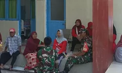Tawa Ceria Bersama Lansia, Babinsa Hadir Tebar Semangat dan Kepedulian di Tengah Masyarakat