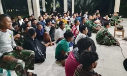 Anggota TNI Kodim 0725/Sragen Bersama Masyarakat Nobar Piala Dunia di desa dawung