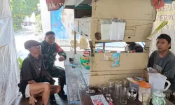 Dari Warung Angkringan, Babinsa Kratonan Bangun Kepercayaan Warga Binaan
