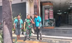 Sambil Menyelam Minum Air, Sambangi Warga Babinsa Kemlayan Ngobrol Santai Dengan Juru Parkir
