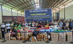 Kapolsek Teluk Nibung Hadiri Pemusnahan Ratusan Ball Press dan Gawai Ilegal