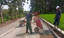 Babinsa Terjun ke Lokasi Cor Jalan, Wujudkan Akses Desa yang Lebih Baik