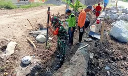 Demi Sawah Tetap Mengalir, Babinsa dan Warga Bergotong Royong Bangun Saluran Irigasi
