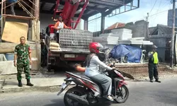 Pacu Kelancaran & Keselamatan Lalu Lintas, Babinsa Serengan dan Linmas Bantu Pengecoran Rumah Warga