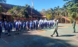 Ratusan Siswa SMPN 3 Jatisrono Dilatih Baris Berbaris Oleh TNI