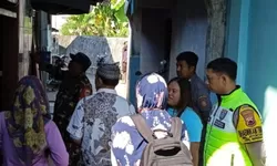 Babinsa Bhabinkamtibmas & Lurah Joyotakan Edukasi Terkait Pelepasan Stiker Warga Miskin