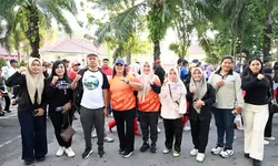 Semarakkan HUT APKASI ke-20 dan HUT Deli Serdang ke-80, Ketua TP PKK Tapteng Ikuti Funwalk Di Alun-Alun Pemda Deli Serdang