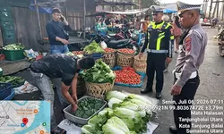 Atasi Kemacetan, Sat Lantas Polres Tanjung Balai Tertibkan dan Edukasi Pedagang 
