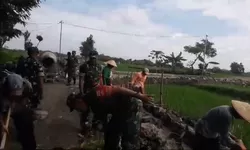Talud Jalan di Mojorejo Dibangun Gotong Royong, Babinsa Turun Langsung Bersama Warga