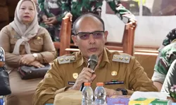 Wakil Bupati Tapanuli Tengah dan Deputi Geoekonomi DPN RI Serahkan 144 unit kursi belajar dan 4 unit papan tulis ke SMK Negeri 1 Badiri