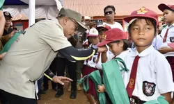 Bupati dan Wakil Bupati Tapanuli Tengah Dampingi Deputi DPN RI Serahkan Bantuan Renovasi Ruang Kelas SD Negeri 152983 Hutanabolon 1, Kecamatan Tukka