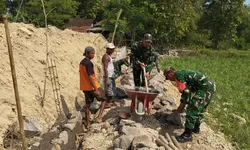 Danramil Gesi Pimpin Karya Bakti Bangun Talud, Warga: Kehadiran TNI Tambah Semangat Gotong Royong