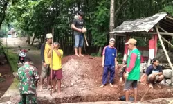 Babinsa dan Warga Pulutan Kompak Bangun Gorong-Gorong, Cegah Banjir Lewat Semangat Gotong Royong