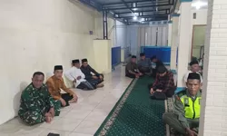 Patroli Malam dan Komsos, Babinsa Koramil 03 Ngadirojo Perkuat Keamanan Serta Jalin Kedekatan dengan Warga