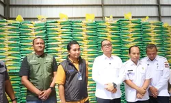 Cek Gudang Bulog, Wakil Wali Kota Tanjungbalai Pastikan Stok Beras Aman Enam Bulan