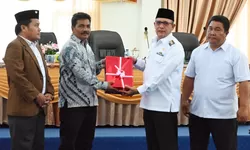 Pemkab Tapteng Raih Opini WTP, Wabup Mahmud Efendi Serahkan Ranperda Pertanggungjawaban Pelaksanaan APBD TA 2025 ke DPRD