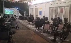 Anggota TNI Kodim 0725/Sragen Bersama Masyarakat Nobar Piala Dunia di 13 titik Koramil dari jajaran kodim 0725/Sragen.