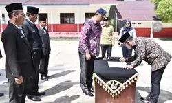 Bupati Tapanuli Tengah Lantik 71 Kepala Sekolah : Tekankan Inovasi, Kebersihan, dan Pengelolaan Dana BOS