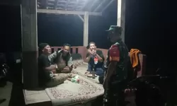 Patroli Malam Koramil 06 Batuwarno, Babinsa Sambangi Warga Demi Jaga Keamanan