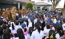 BUPATI HUMBAHAS BERIKAN SEMANGAT DI HARI PERTAMA MASUK SEKOLAH