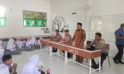 Police Go to School: Kapolsek Datuk Bandar Ajak Siswa Baru SMKN 6 Tanjung Balai Bijak Medsos hingga Jauhi Narkoba