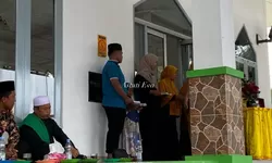 Santunan Anak Yatim di Desa Karang Gading, Bingkisan Khusus Diserahkan kepada Kepala Desa sebagai Bentuk Apresiasi.