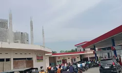 Antrian Panjang Warga Membeli BBM Terjadi di Sejumlah SPBU di Sumatera Utara.