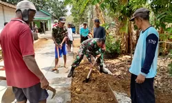 Akses Warga Sempat Terganggu, Babinsa dan Masyarakat Bergerak Cepat Perbaiki Jalan Tegaldowo