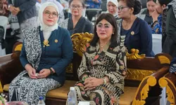 Ketua PKK Kota Pematangsiantar bersama para bidan merayakan IBI. 