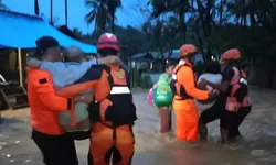 Gerak Cepat, Tim Gabungan BPBD Tapanuli Tengah Evakuasi Warga Terdampak Banjir di Empat Kecamatan