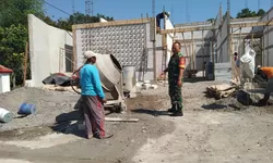 Gotong Royong Bangun Rumah Warga, Babinsa Nogosari Perkuat Kemanunggalan TNI dan Rakyat