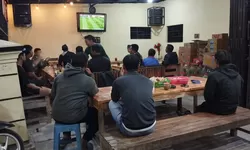 Anggota TNI Kodim 0725/Sragen Bersama Masyarakat Nobar Piala Dunia di jajaran kodim 0725/Sragen.