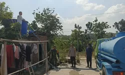 Babinsa Gesi Kawal Distribusi 16.000 Liter Air Bersih untuk Warga Terdampak Kemarau