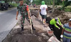 Babinsa Denggungan Turun Tangan Bangun Talud, Wujud Nyata TNI Bersama Rakyat Perkuat Akses Jalan Desa
