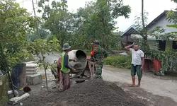 Babinsa Koramil 10/Sambi dan Warga Kompak Gotong Royong Bangun Talud di Tempursari