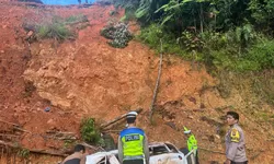 Satu Unit Minibus Masuk Jurang 60 Meter di Sitahuis Tapteng, Pengemudi Mengalami Luka Berat