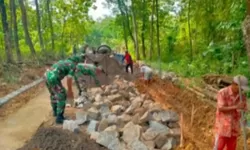 Babinsa dan Warga Gesi Satukan Tenaga, Jalan Cor Jadi Simbol Kemanunggalan TNI-Rakyat
