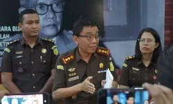 TERSANGKA PERKARA DUGAAN TINDAK PIDANA KORUPSI PENEBANGAN KAYU DI KAWASAN   AGROPOLITAN SIOSAR MENYERAHKAN DIRI, KEJAKSAAN NEGERI KARO LAKUKAN   PENAH